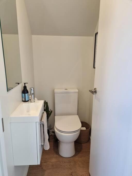 Central Home With Internal Garage - Close To Cbd! Christchurch Eksteriør bilde